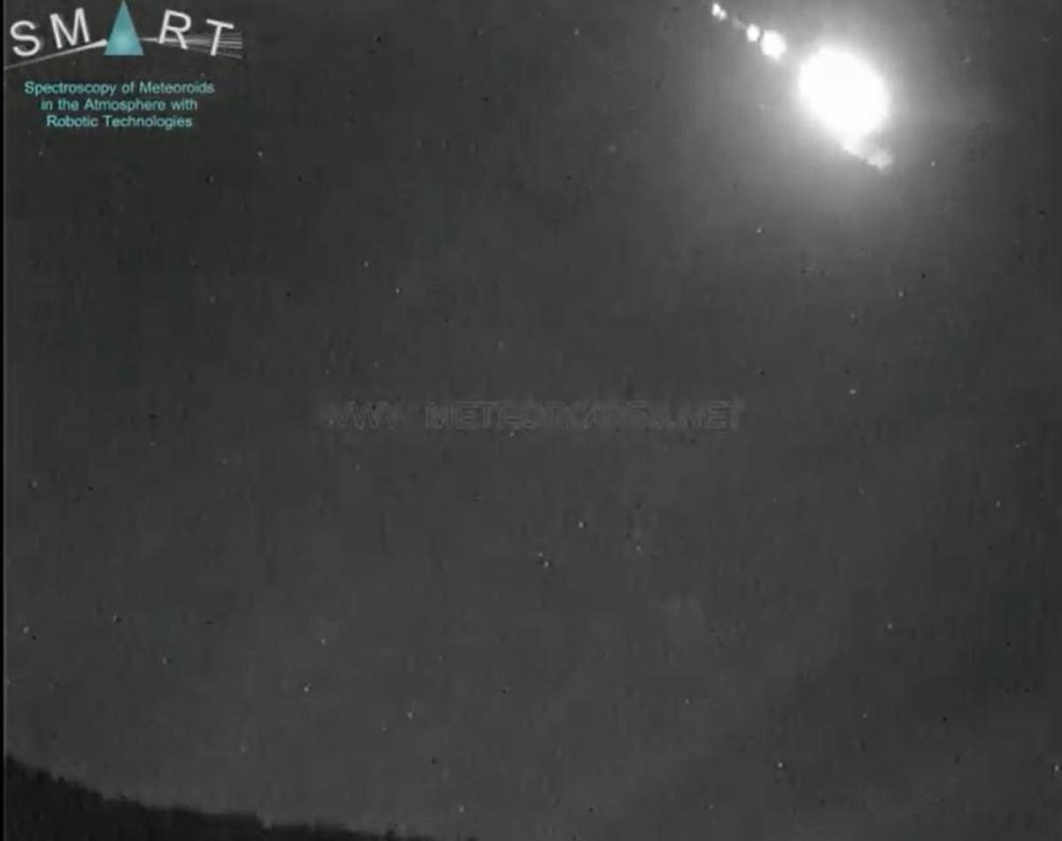 Una bola de fuego proveniente de un meteorito se observa en el cielo.