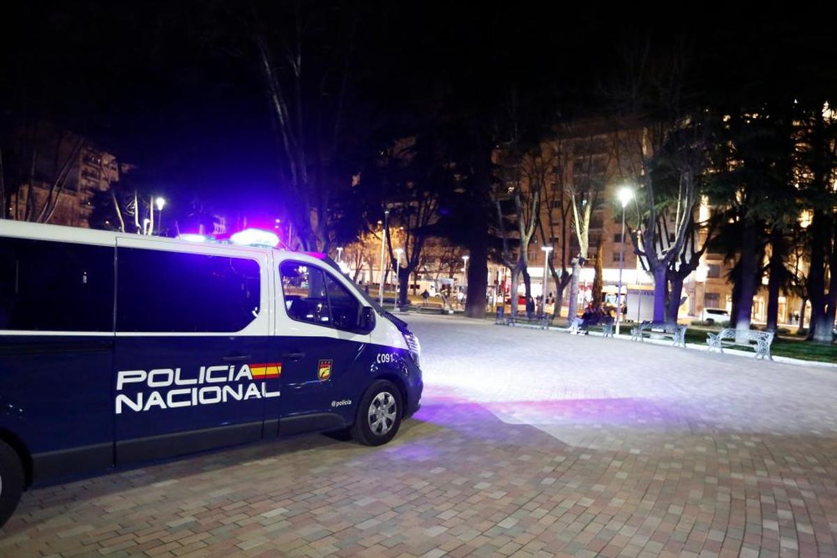 Un furgón de la Policía Nacional recorre La Alamedilla tras la pelea multitudinaria del viernes en la plaza de España