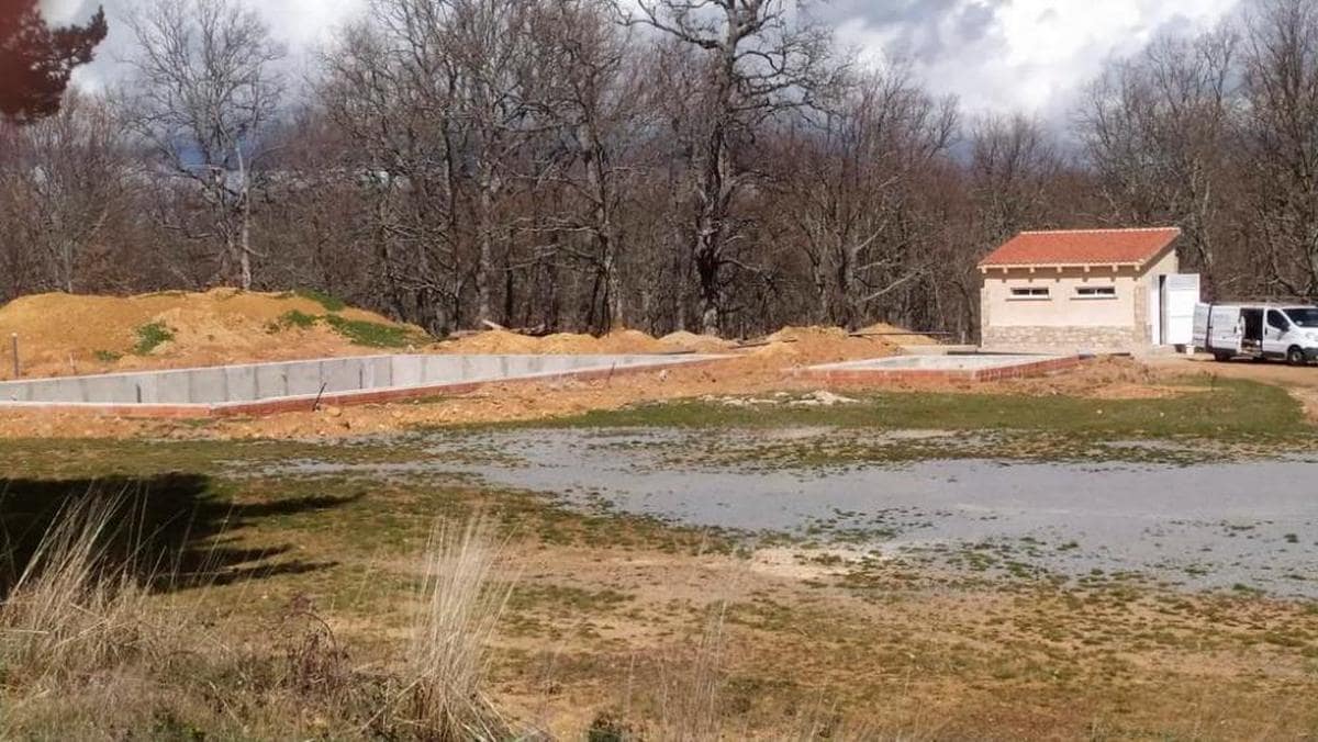Estado actual de las obras de la piscina municipal de El Cabaco, junto al merendero y Las Cavenes