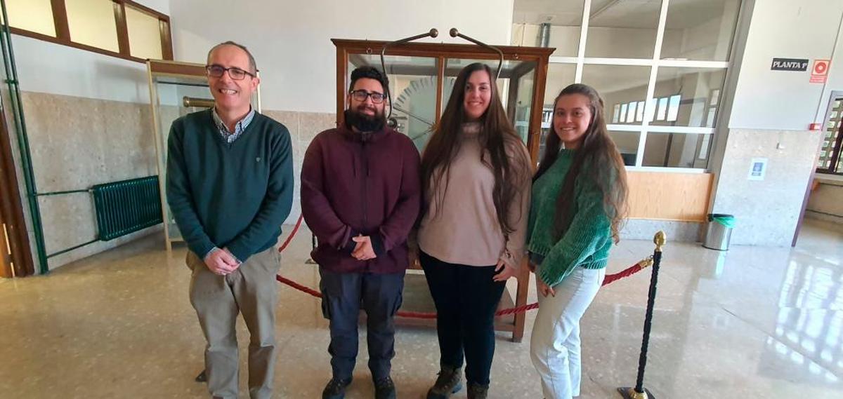 El director de Ingenieros, Alejandro Reveriego, con tres de los alumnos que participan en el proyecto.