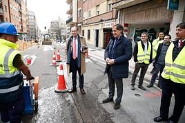 Carlos García Carbayo, durante su visita a las obras de la carretera de Ledesma.
