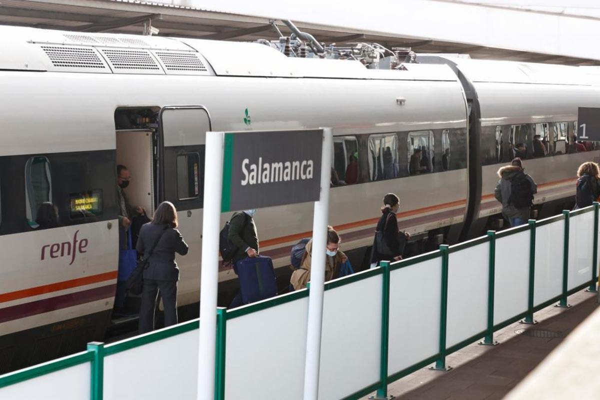 El tren que cubre la línea Madrid-Salamanca, en una foto de archivo