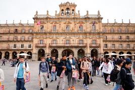 Estudiantes internacionales por la Plaza Mayor