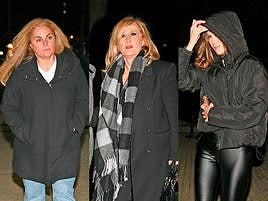 Carmen Morales, Nieves Herrero y Anna Barrachina, a su llegada al tanatorio.