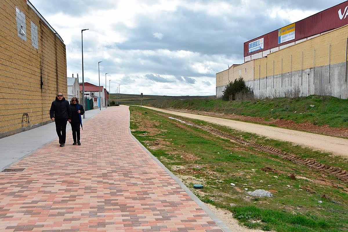 Una pareja pasea por la nueva zona urbanizada de la calle Salamanca a su paso por el cementerio del municipio