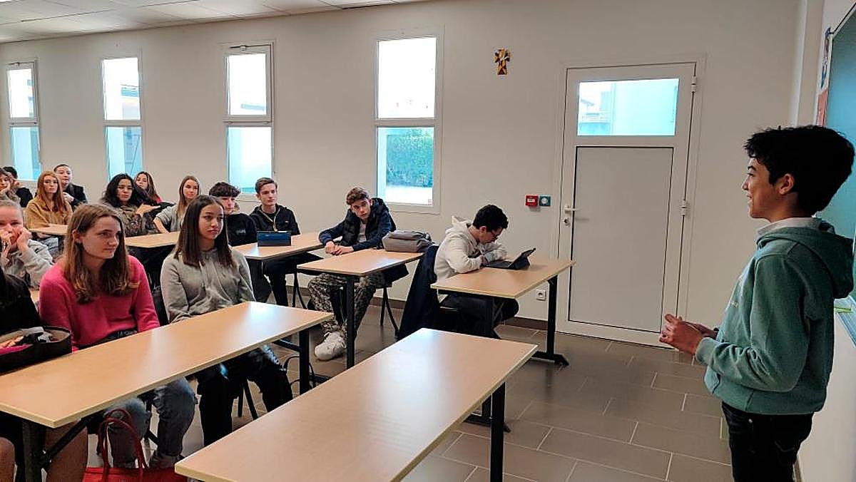 Marco Pérez impartiendo una clase en un colegio de Arles, en su estancia en la ciudad francesa.