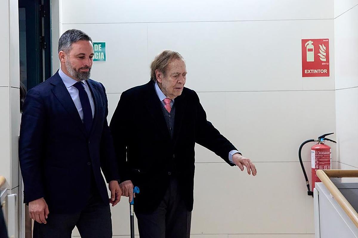 El presidente de VOX, Santiago Abascal, y el candidato de la moción de censura, el profesor Ramón Tamames, a su llegada a una comparecencia ante los medios en el Congreso de los Diputados.