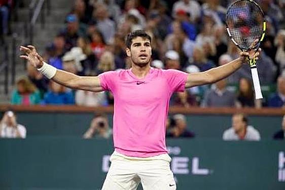Carlos Alcaraz celebra el título de Indian Wells.