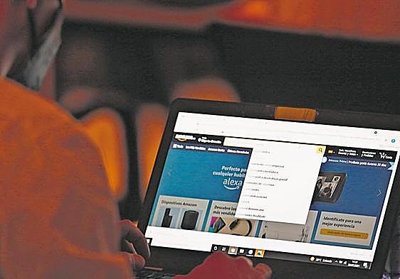 Una persona consulta la web de Amazon