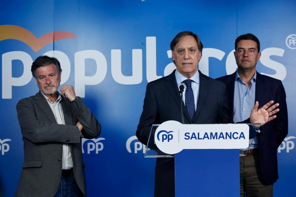 Carlos García Carbayo, junto al secretario autonómico del PP, Francisco Vázquez (izq) y al coordinador de campaña autonómico, Ángel Ibañez (der)