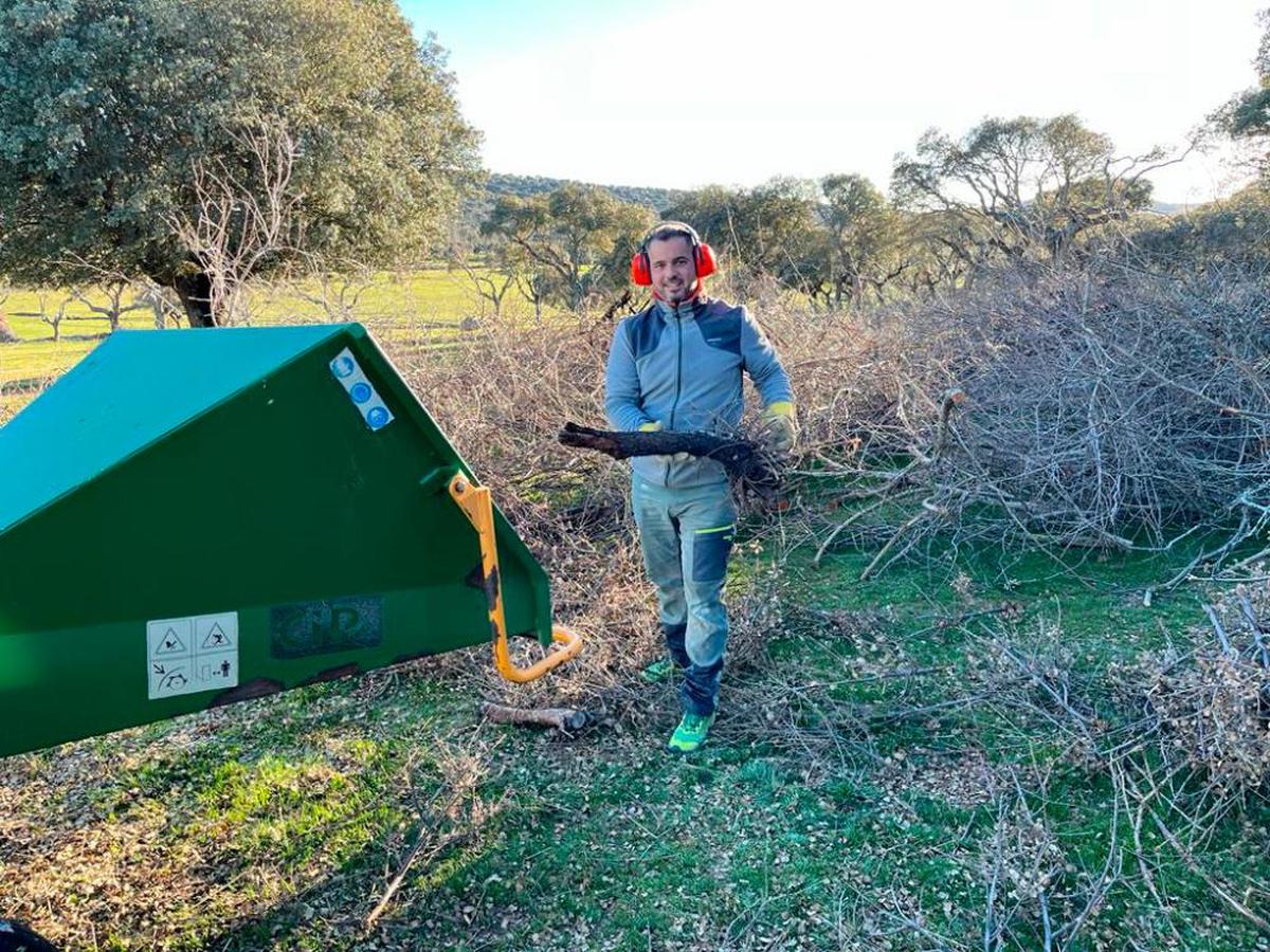 Jesús Díez triturando residuos forestales  para su fábrica de pellet en una finca situada en el término municipal de Las Veguillas.