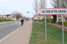 Un ciclista en el tramo de la carretera de acceso a Aldeatejada donde estaba previsto la rotonda