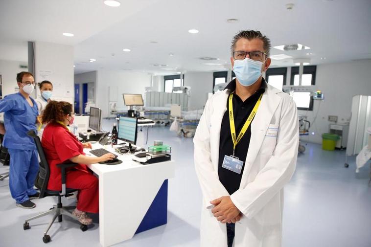 El responsable de Urgencias, Jorge García -en primer plano- dentro del servicio del Hospital