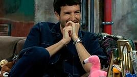 Sebastián Yatra entre risas en el programa de ‘La Resistencia’.