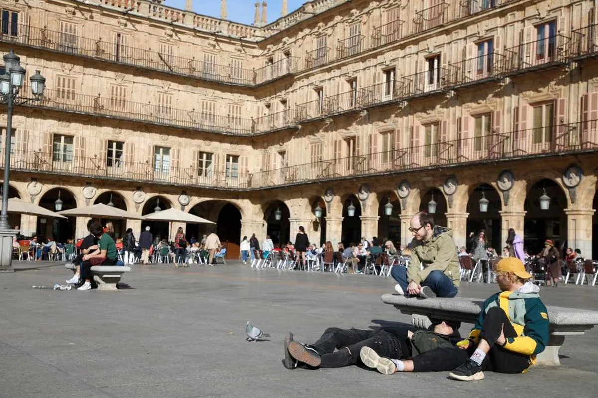 Gente disfrutando del buen tiempo en la Plaza Mayor de Salamanca.
