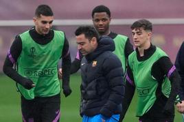 Gavi, junto a Xavi en una sesión de entrenamiento