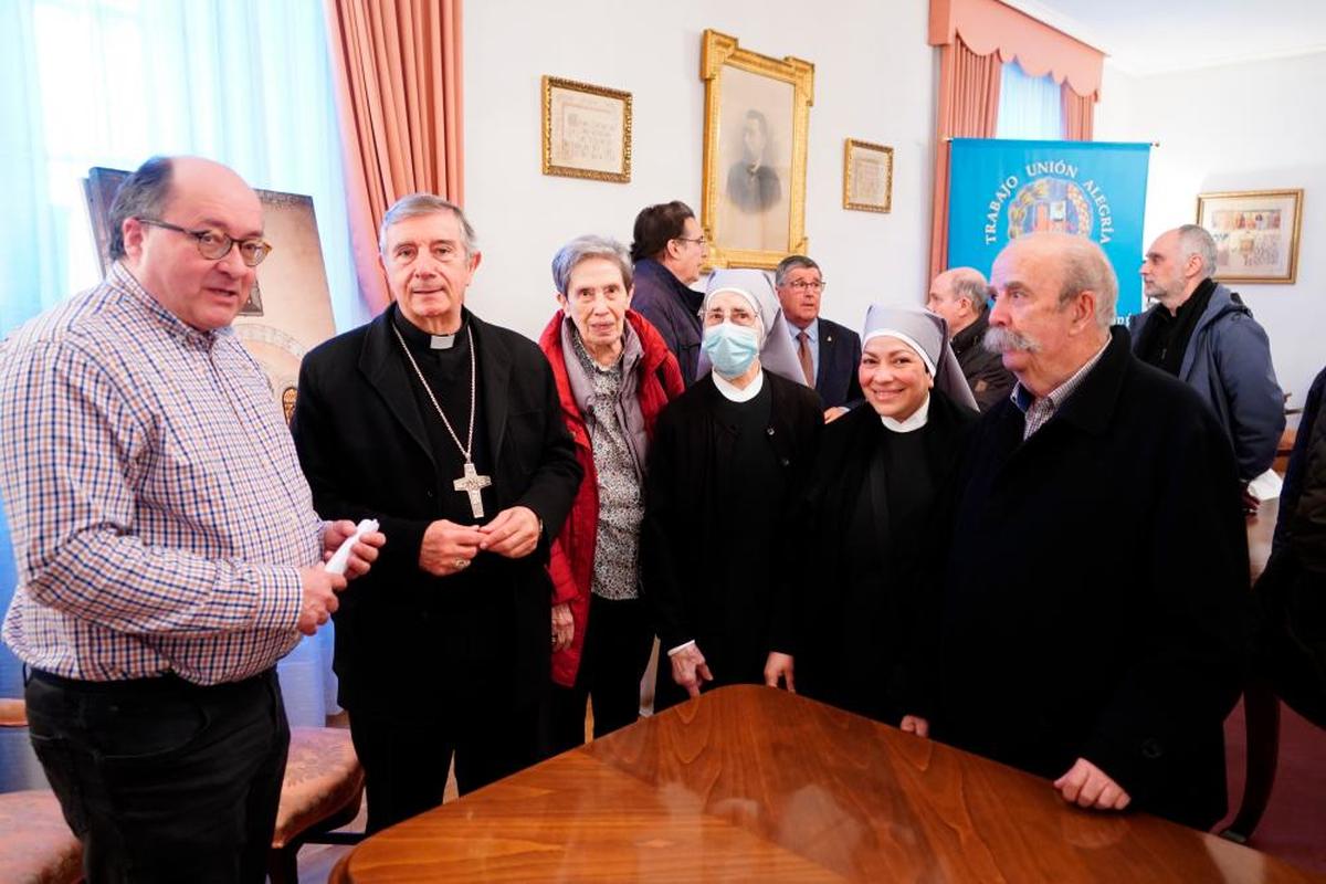 Manuel Muiños, José Luis Retana y Carmen Calzada junto a representantes de las Hermanitas de los Pobres