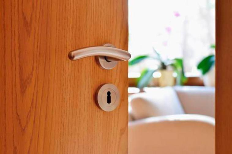 El truco casero para limpiar las puertas de madera y recuperar su brillo en un minuto
