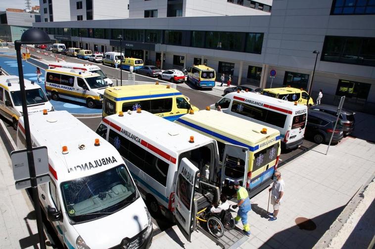Ambulancias en el Hospital Universitario de Salamanca.