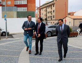 David Mingo, Carlos Fernández Carriedo y Eloy Ruiz durante la visita a la localidad de Santa Marta