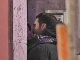 Miguel Ángel Silvestre y su nueva pareja, besándose en pleno centro de Madrid.