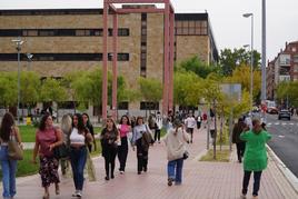 Jóvenes caminan por el campus de la Universidad de Salamanca.