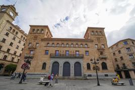 Los dos escudos  franquistas del antiguo Banco de España, actual CIE.