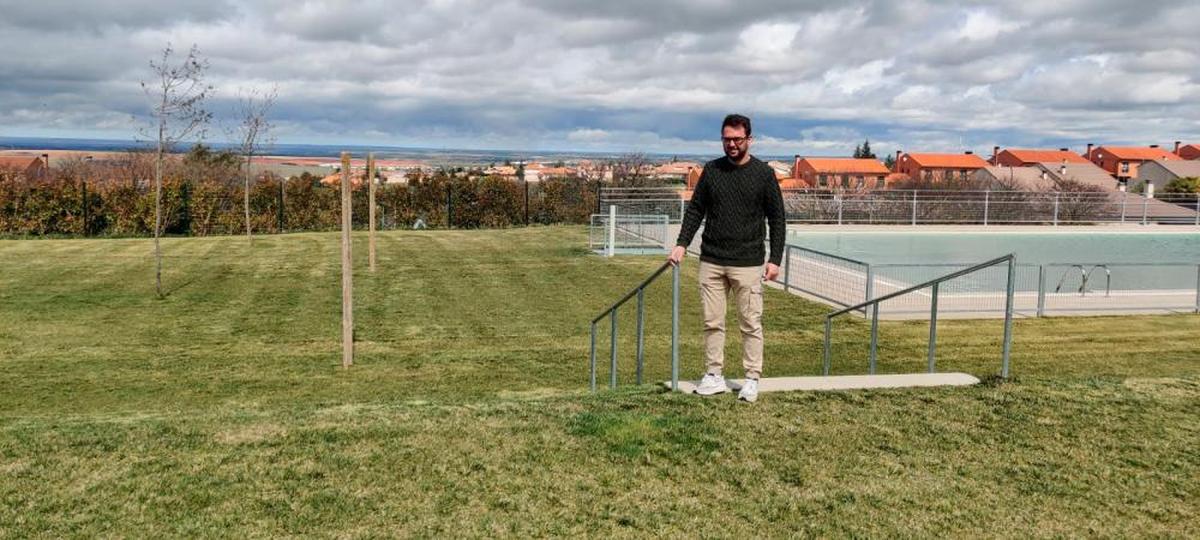 El regidor, Guillermo Rivas, en las instalaciones de las piscinas.