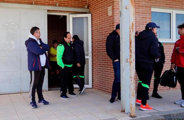 Bochornosa apertura de jornada en el fútbol base: prebenjamines cambiándose en la calle, partidos suspendidos...