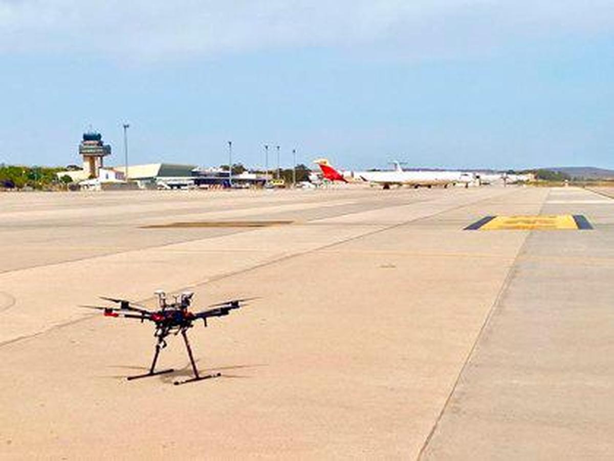 Dron en pista de aterrizaje