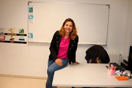 Magdalena, en el aula del centro cultural de Guijuelo donde imparte clases de inglés.