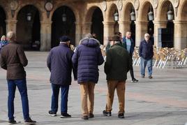 Un grupo de jubilados camina por la Plaza Mayor de Salamanca.