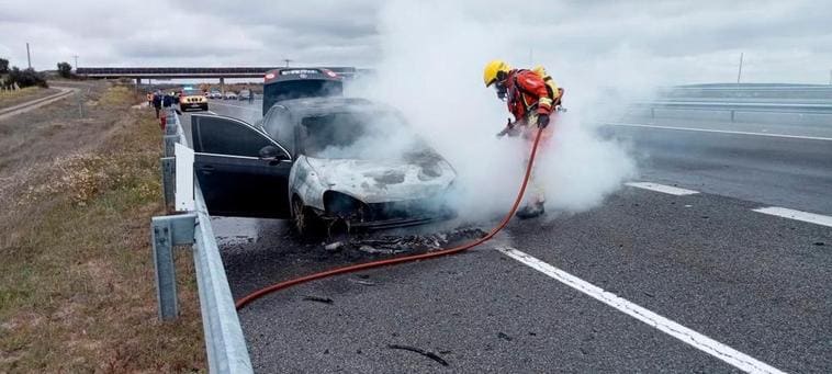 Dos coches en llamas en las carreteras salmantinas en Buenavista y Aldeatejada