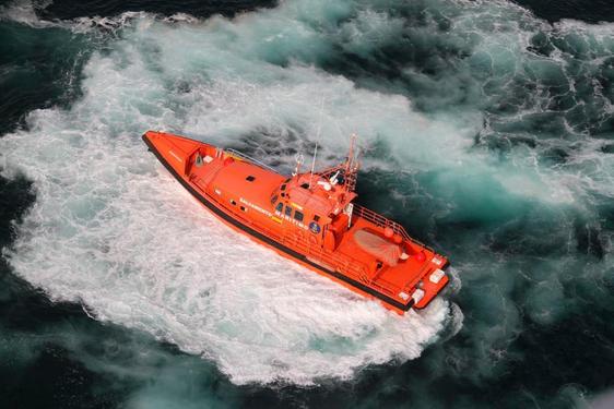 Dos muertos, siete tripulantes rescatados y uno desaparecido en un naufragio en Cantabria