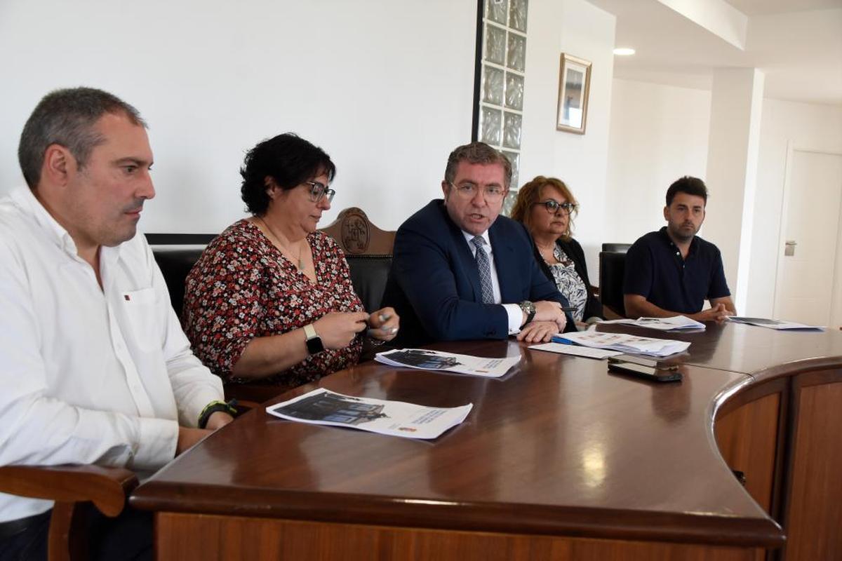 José Tomás Torres, Susana Pérez, Isidoro Alanís, Fuensanta Rodríguez y Neftalí Lamas ayer en el Consistorio oñorense