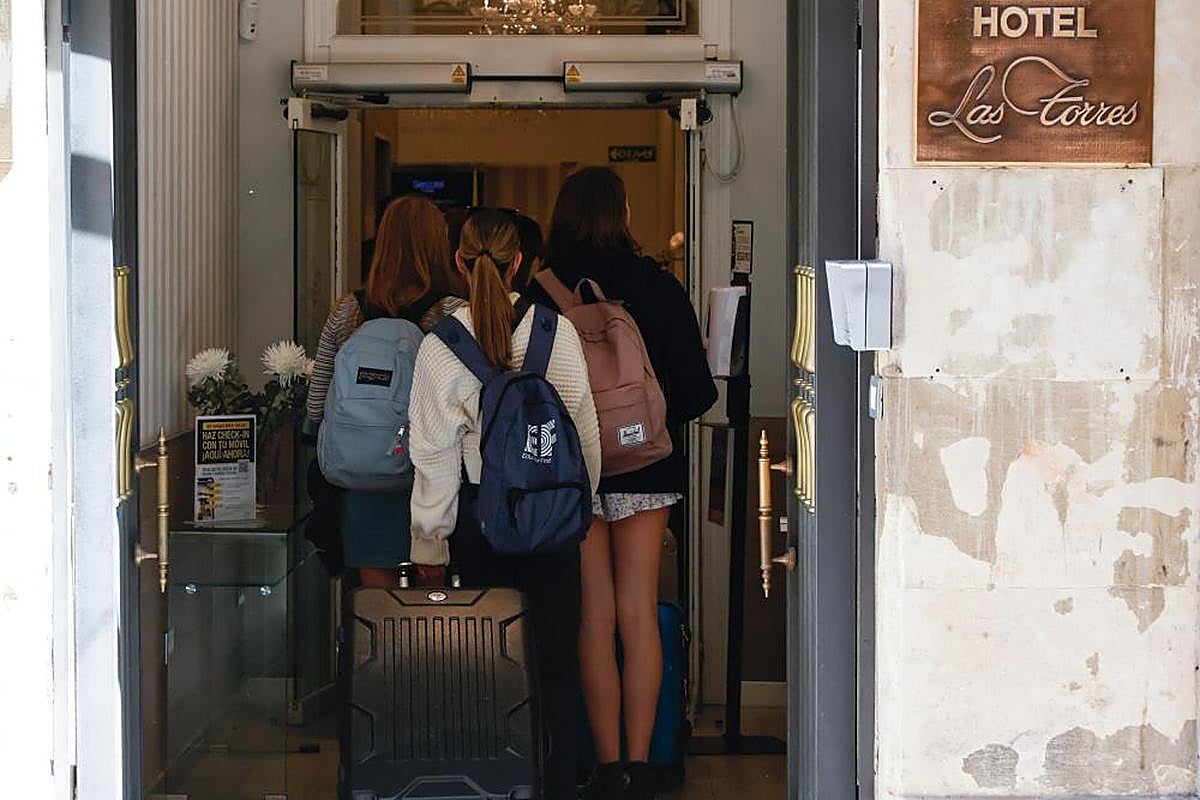 Jóvenes entran con sus maletas a un hotel del centro de la ciudad de Salamanca. almeida