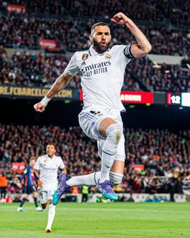 Benzema celebra uno de los tantos.