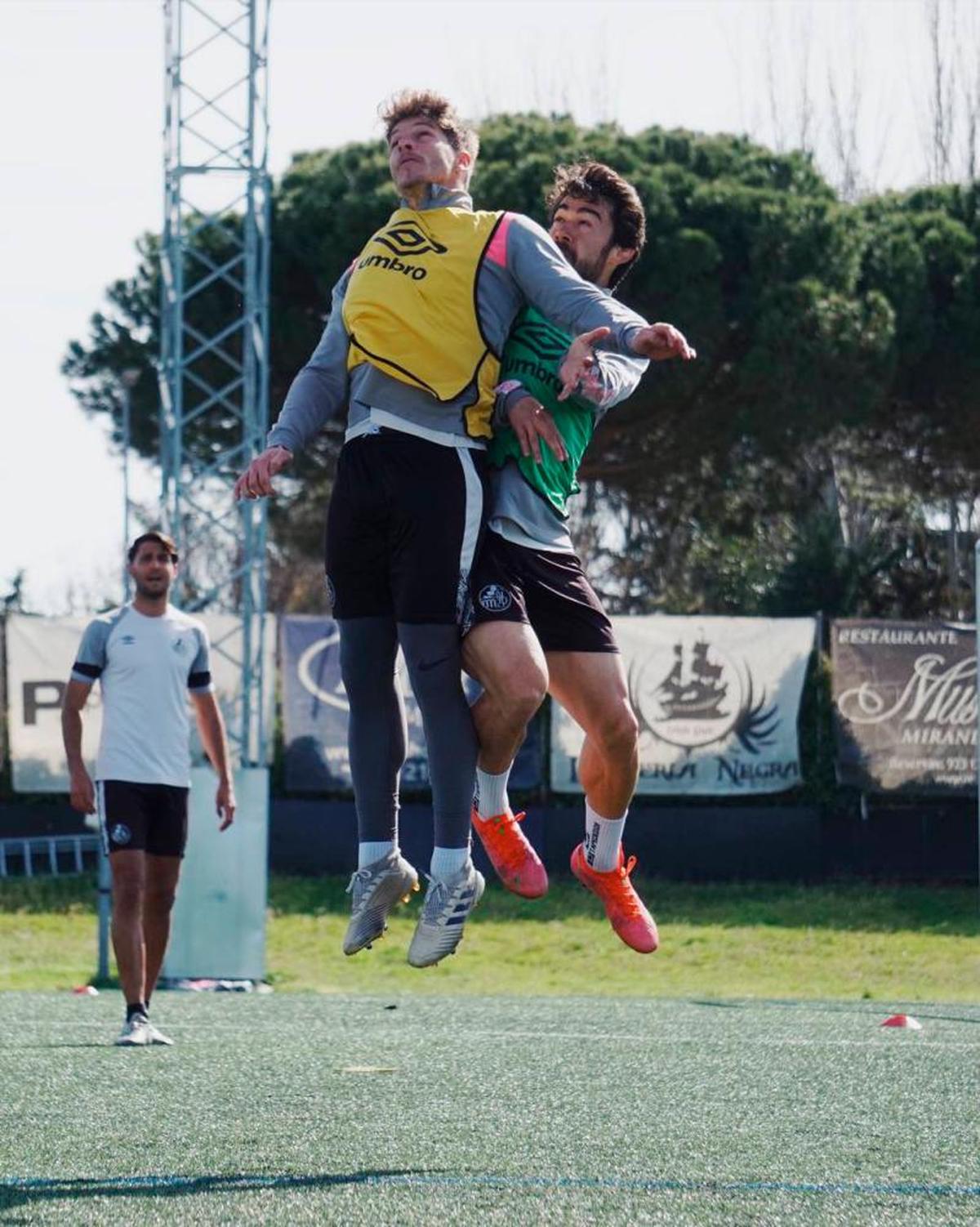 Dani Ponz, con dos balones en sus brazos, en el entrenamiento de este martes.