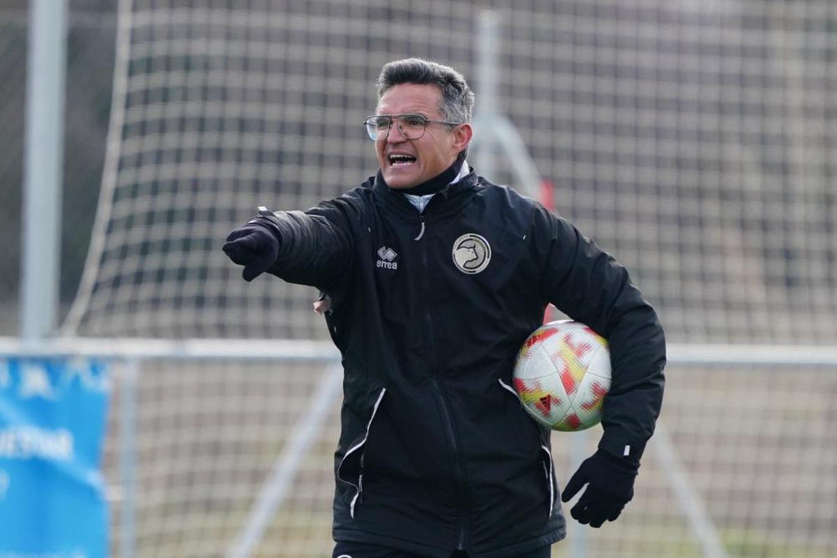 Dani Ponz, con un balón en sus brazos, en un entrenamiento. LAYA