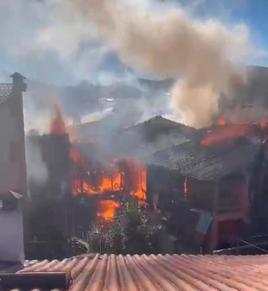 Bomberos trabajando en la extinción del incendio