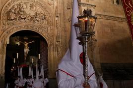 El Cristo de la Agonía Redentora sale de la Catedral Nueva de Salamanca.