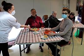 Usuarios de la primera edición del programa municipal Comedor Social en Santa Marta.