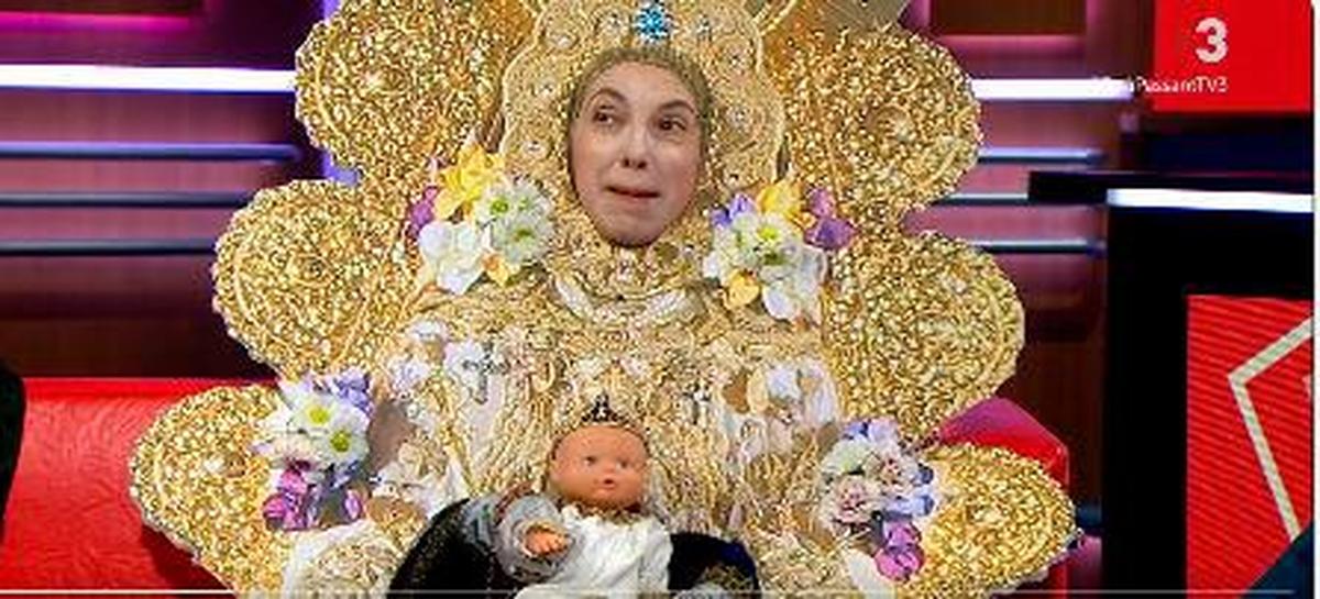 Una actriz disfrazada de la Virgen del Rocío.