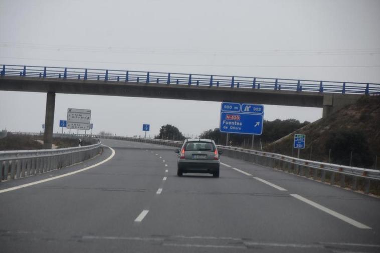 ¿Cómo saber si una gasolinera está pegada a la autovía o tiene desvío? Observa este truco de las señales