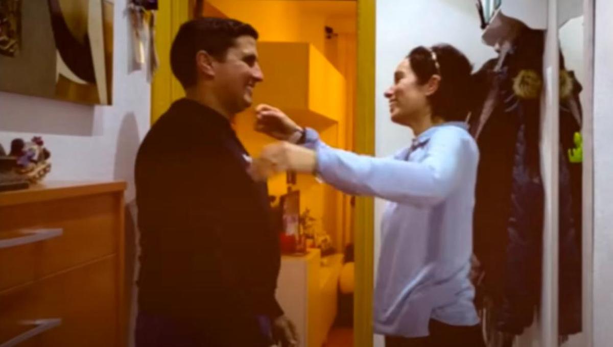 Almudena abraza a su marido en el videoclip, en el que muestra pasajes de su vida diaria