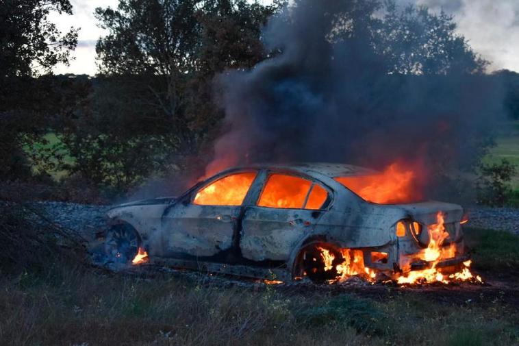 Impresionante incendio de un coche entre Encinas de Arriba y Torrejón de Alba
