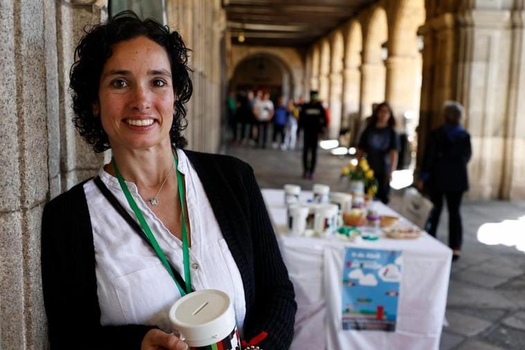 Almudena Gómez, ayer con la hucha de la cuestación que se desarrolló en el centro de Salamanca en favor de los enfermos de parkinson