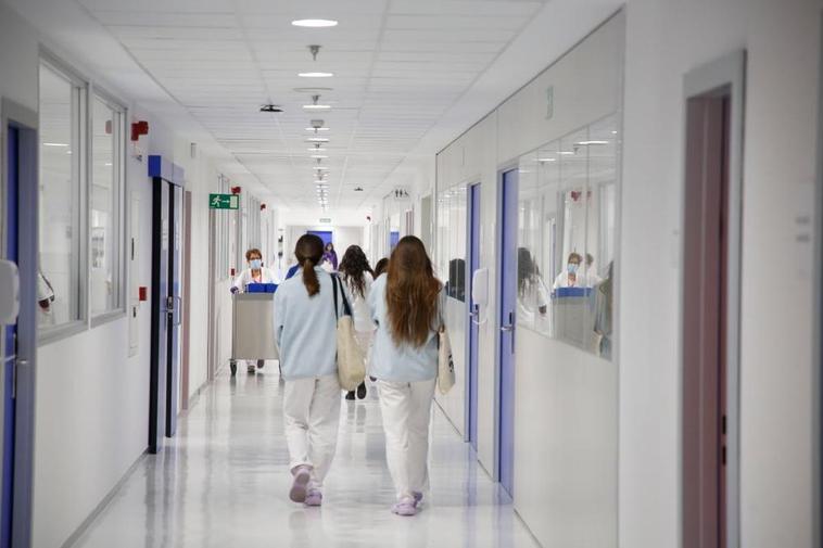 Mujeres de distintas categorías profesionales se cruzan en los pasillos del Hospital de Salamanca