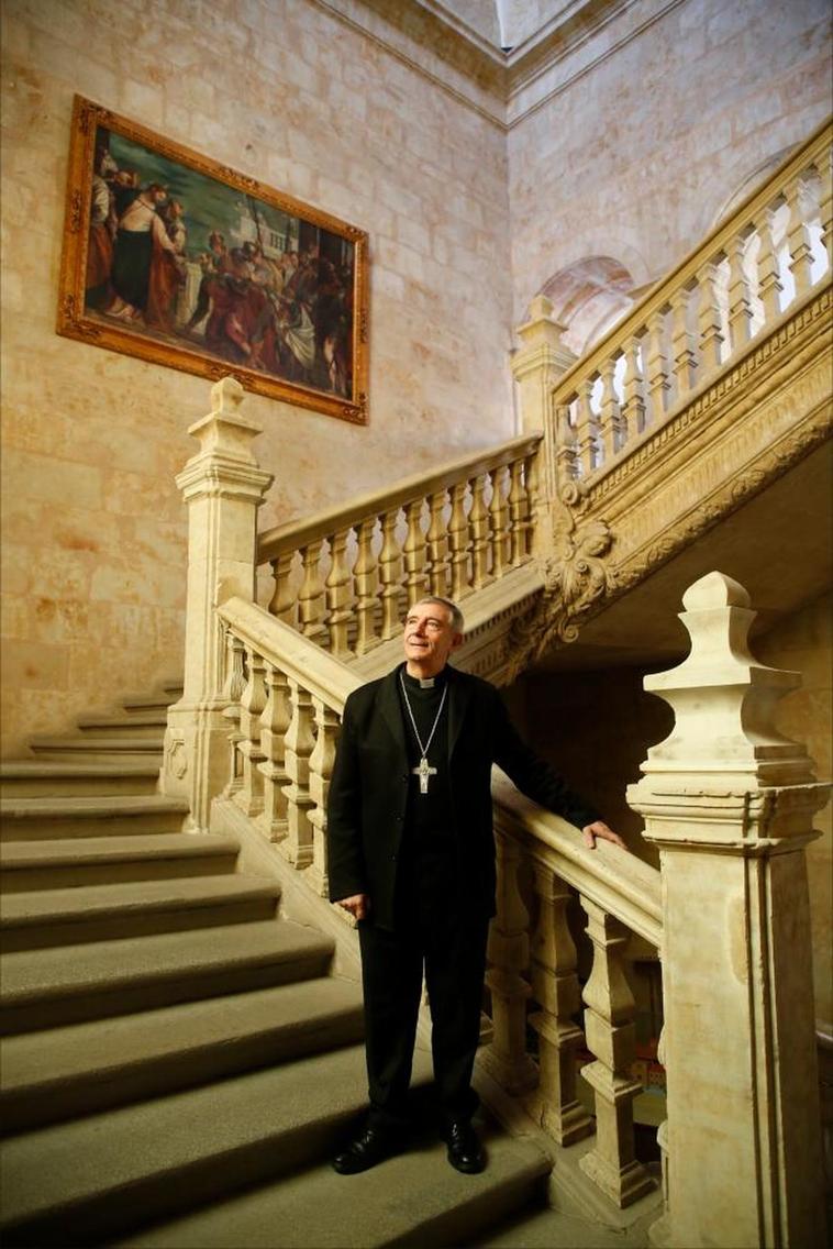El obispo, en las escaleras de la Casa de la Iglesia