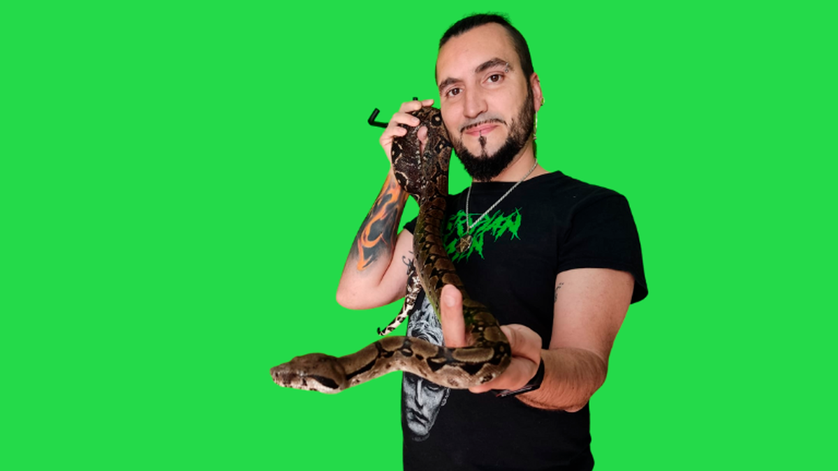 El salmantino Sergio Pérez junto a su boa constrictor